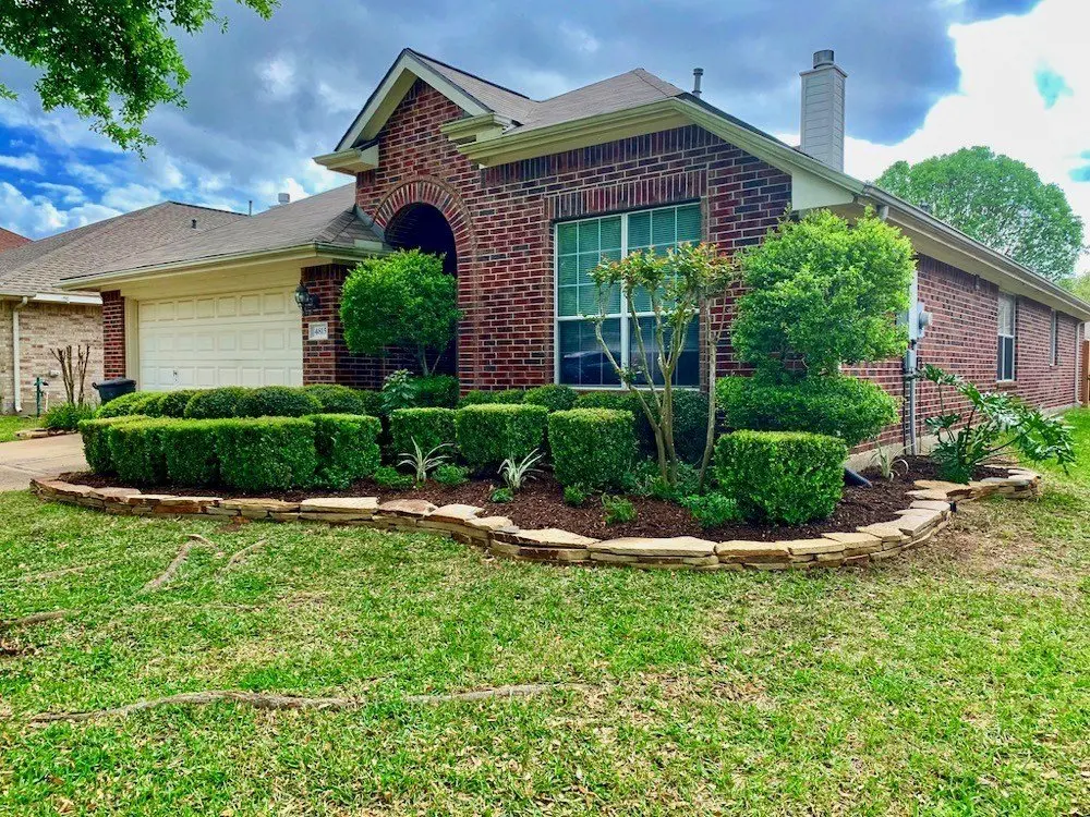 Flagstone Pavers Brown Edging Stones Front Yard Landscsaping Services Houston, TX