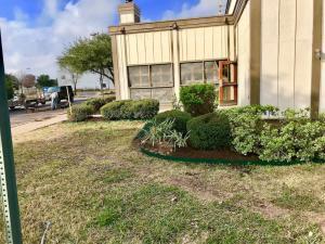 front yard landscape commercial building mulch delivery houston tx 77407